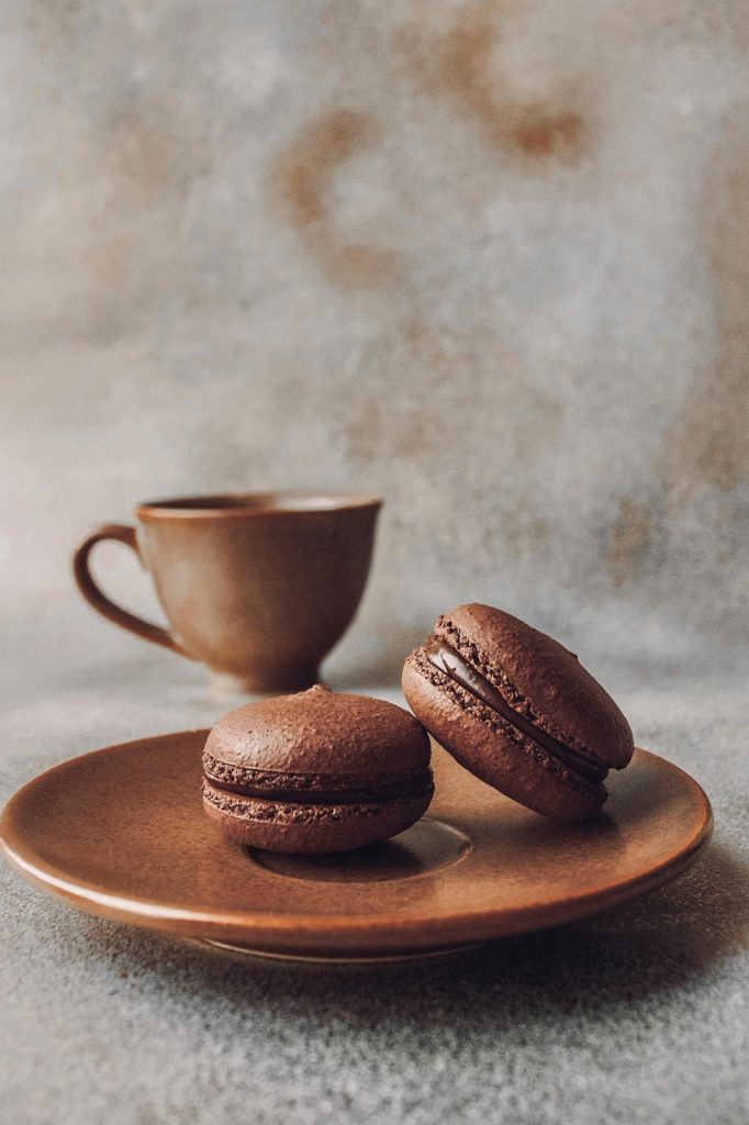 sweets-macaroon-sweetness-tea-6851675 sweets, coffee cup, macaroon, sweetness, tea cup, tea, coffee, cup, plate, saucer, food